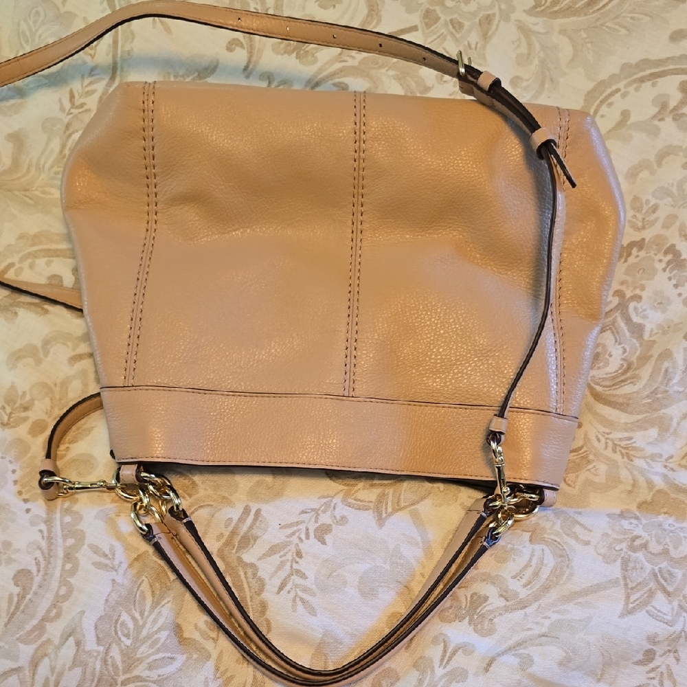 Coach Tan Leather Shoulder Bag with Classic Design - Picture 8 of 9
